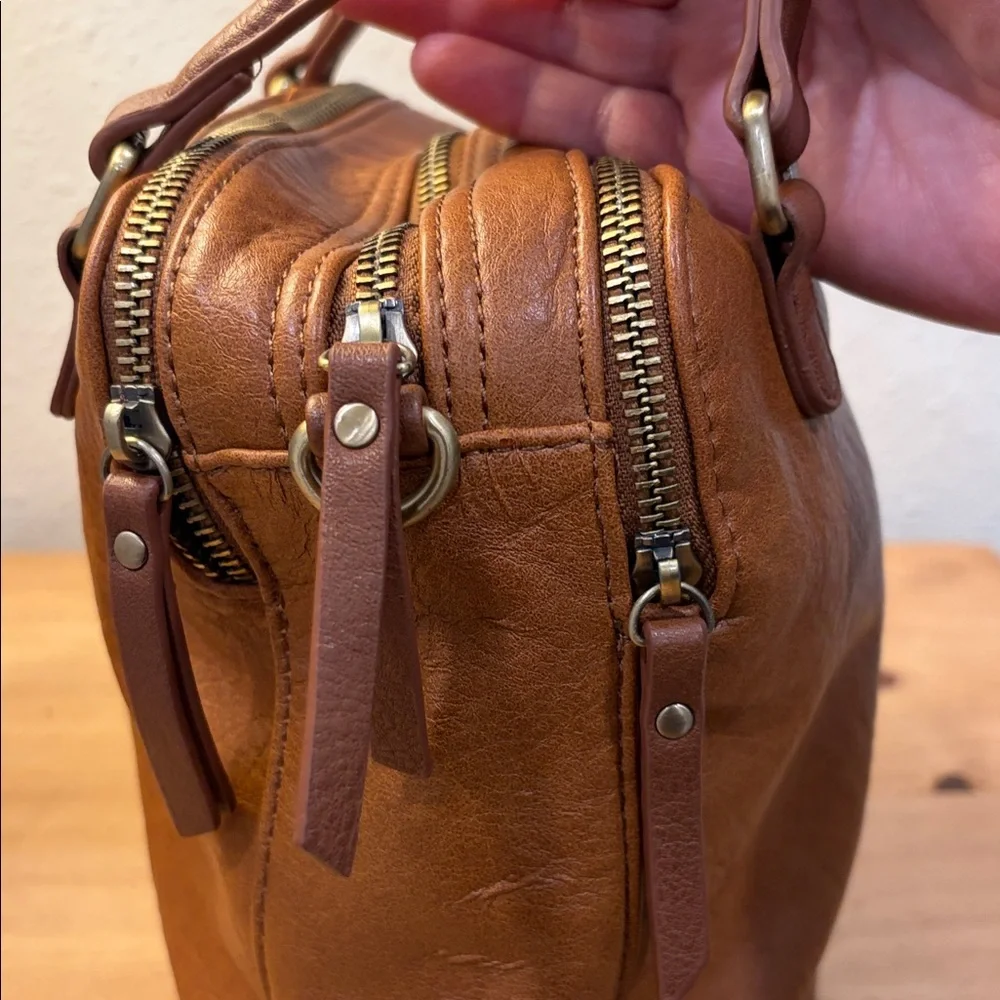 Elegant Brown Leather Cross Body Handbag - Picture 4 of 7